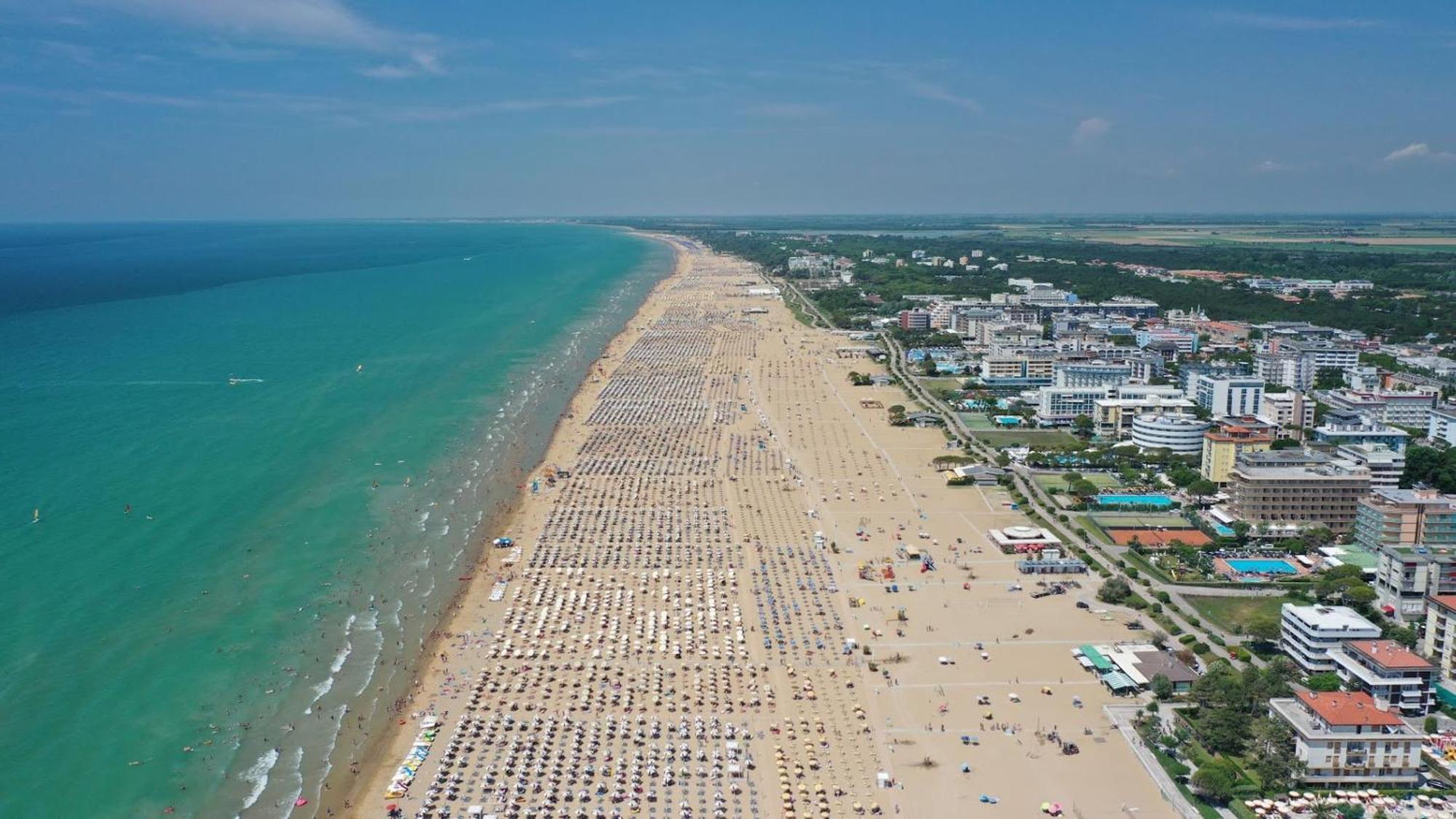 Lido Dei Pini Near And Shopping Street *