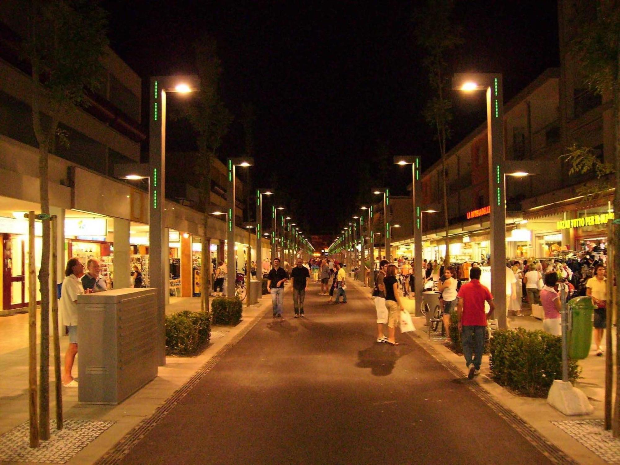 Lido Dei Pini Near And Shopping Street * Bibione
